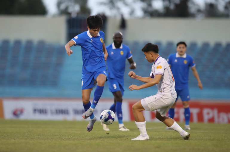 Trận đấu giữa Becamex Bình Dương (áo trắng) và Quảng Nam ở vòng 12. (Ảnh VPF) Trận đấu giữa Becamex Bình Dương (áo trắng) và Quảng Nam ở vòng 12. (Ảnh VPF)