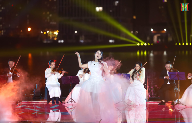 Ca sĩ Lưu Hương Giang cũng mang đến chương trình những ca khúc giàu cảm xúc. Ca sĩ Lưu Hương Giang cũng mang đến chương trình những ca khúc giàu cảm xúc.