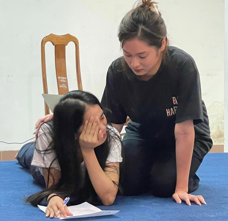 Thí sinh Mai Khánh Huyền (bên trái) thử vào vai tiểu đội trưởng Võ Thị Tần (Ảnh MINH GIANG)