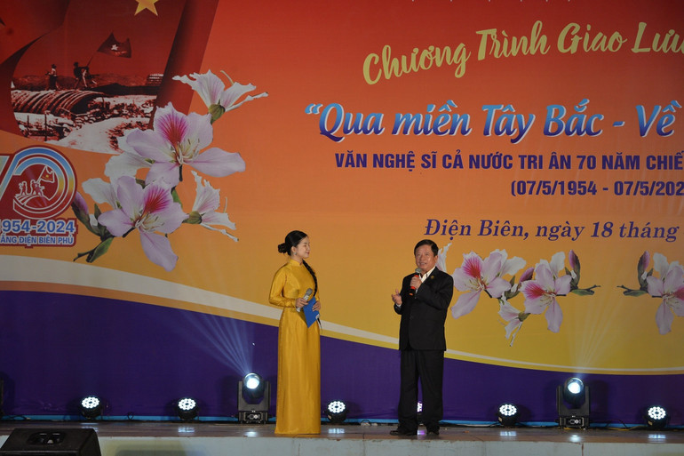 Nhạc sĩ Đỗ Hồng Quân giao lưu với khán giả trong chương trình nghệ thuật tại Điện Biên.