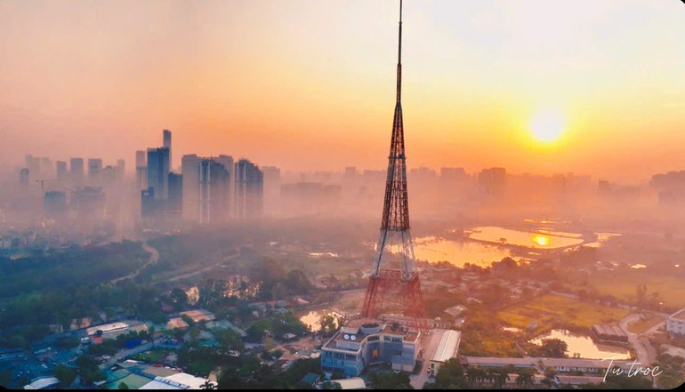 Một khung hình buổi sáng bình minh Hà Nội trong phim.