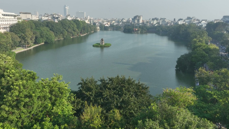 Cảnh Hồ Gươm đẹp đến nao lòng trong phim "Mật lệnh hoa sữa".