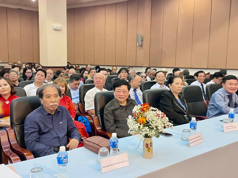 Các đại biểu tham dự buổi lễ tổng kết và công bố giải thưởng và tặng thưởng của Hội Nhà văn Thành phố Hồ Chí Minh. (Ảnh NGUYÊN HÙNG)