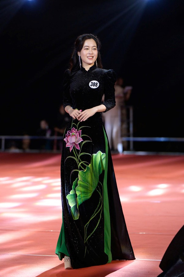 Thí sinh trong trang phục áo dài thể hiện hình ảnh hoa sen.