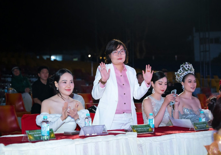 Luật sư Đặng Thị Thúy Huyền cùng một số thành viên Ban Tổ chức và Ban Giám khảo.