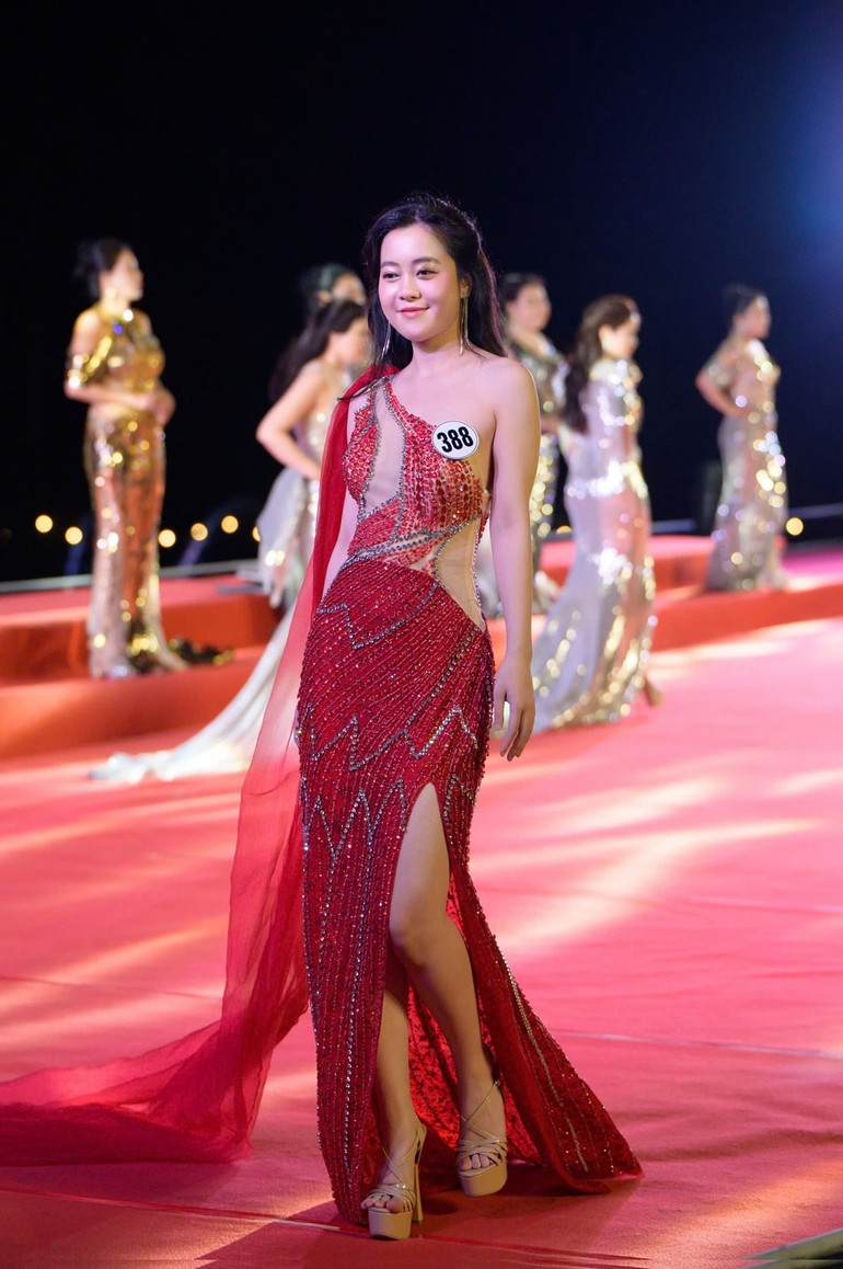 Thí sinh trình diễn trong trang phục dạ hội.