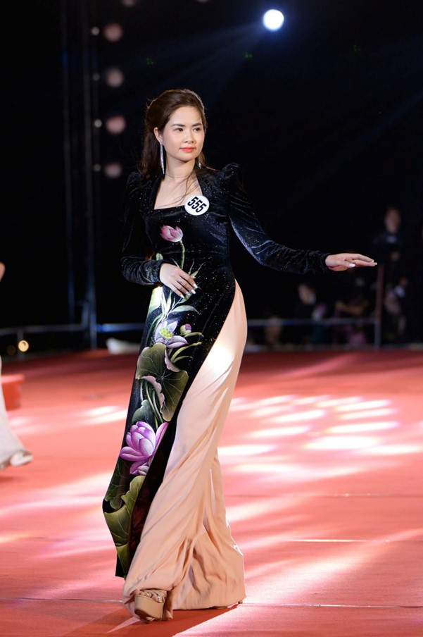 Thí sinh trong trang phục áo dài mang hình ảnh hoa sen.