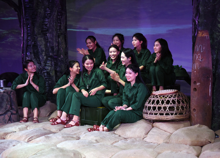 Các lớp kịch sinh động tái hiện những sinh hoạt đời thường với "tiếng hát át tiếng bom". (Ảnh: TRẦN HẢI)