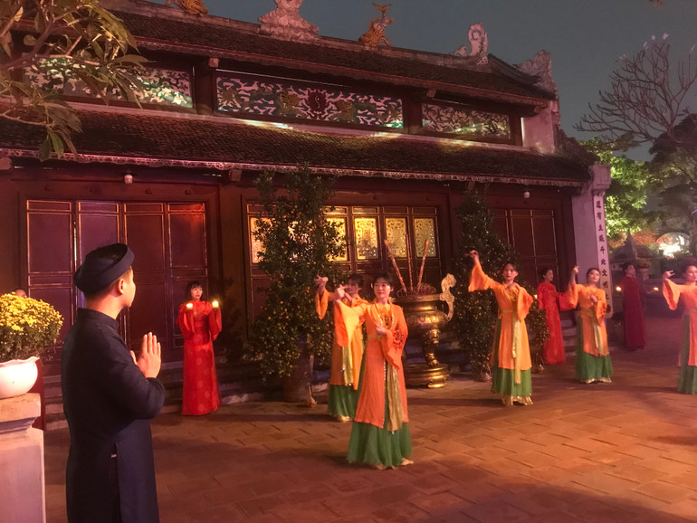 Các nghệ sĩ biểu diễn điệu múa truyền thống mời du khách thăm đền. Các nghệ sĩ biểu diễn điệu múa truyền thống mời du khách thăm đền.