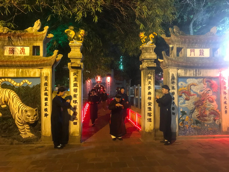 Nghi thức đón khách và dâng hương nơi Tháp bút. Nghi thức đón khách và dâng hương nơi Tháp bút.