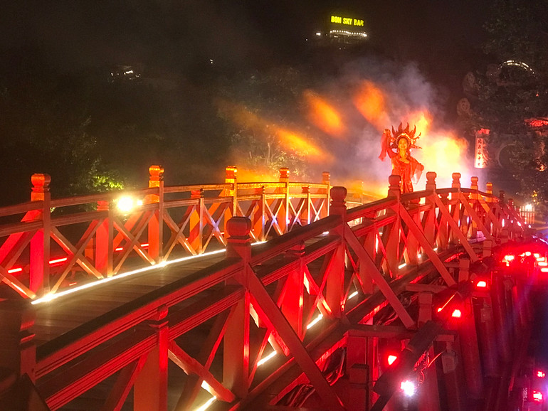 Màn múa đón trăng trên cầu Thê Húc. Màn múa đón trăng trên cầu Thê Húc.