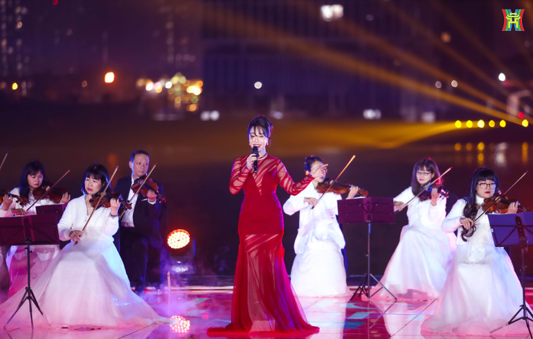Ca sĩ Uyên Linh biểu diễn mở màn chương trình với ca khúc "Mùa Xuân đầu tiên" của Văn Cao. Ca sĩ Uyên Linh biểu diễn mở màn chương trình với ca khúc "Mùa Xuân đầu tiên" của Văn Cao.