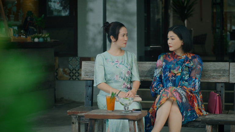 NSƯT Nguyệt Hằng (trái) vai Bà Hằng, diễn viên Hoàng Xuân (phải) vai Bà Liên.