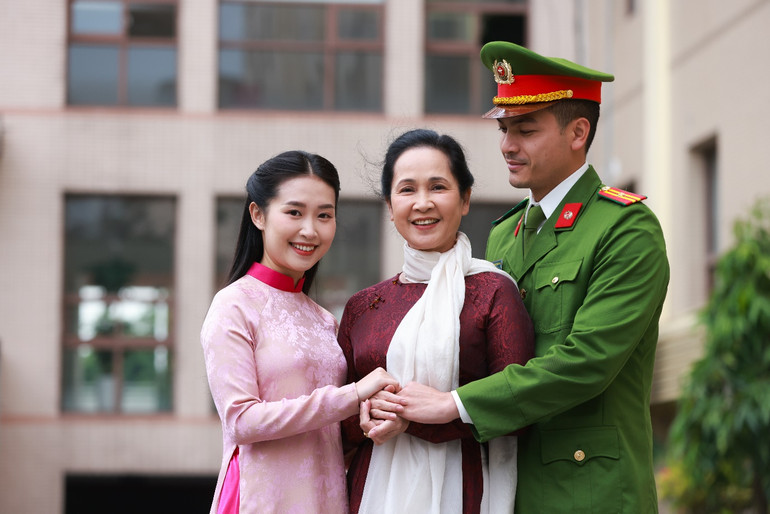 NSND Lan Hương vào vai mẹ của chiến sĩ công an Nghĩa.