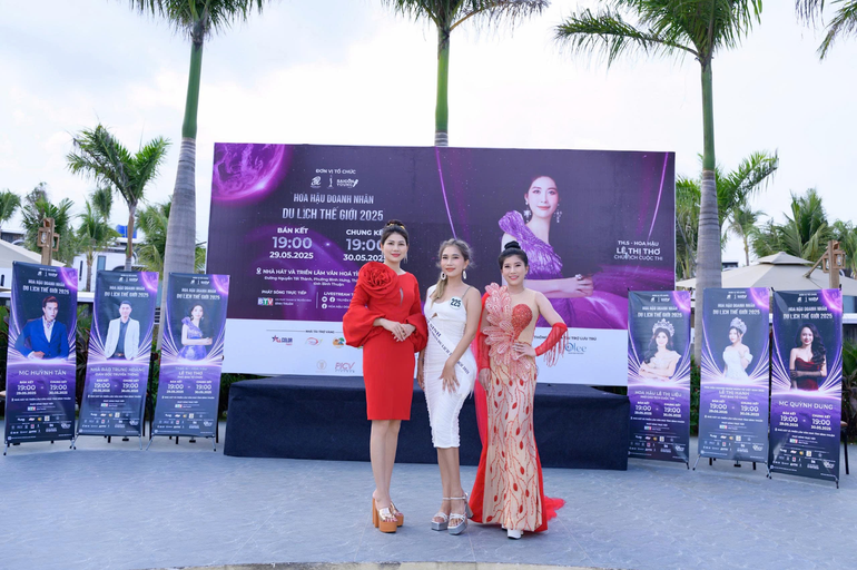 Các thí sinh dự thi tại Bình Thuận được Ban Tổ chức trao chứng nhận Sash. Các thí sinh dự thi tại Bình Thuận được Ban Tổ chức trao chứng nhận Sash.