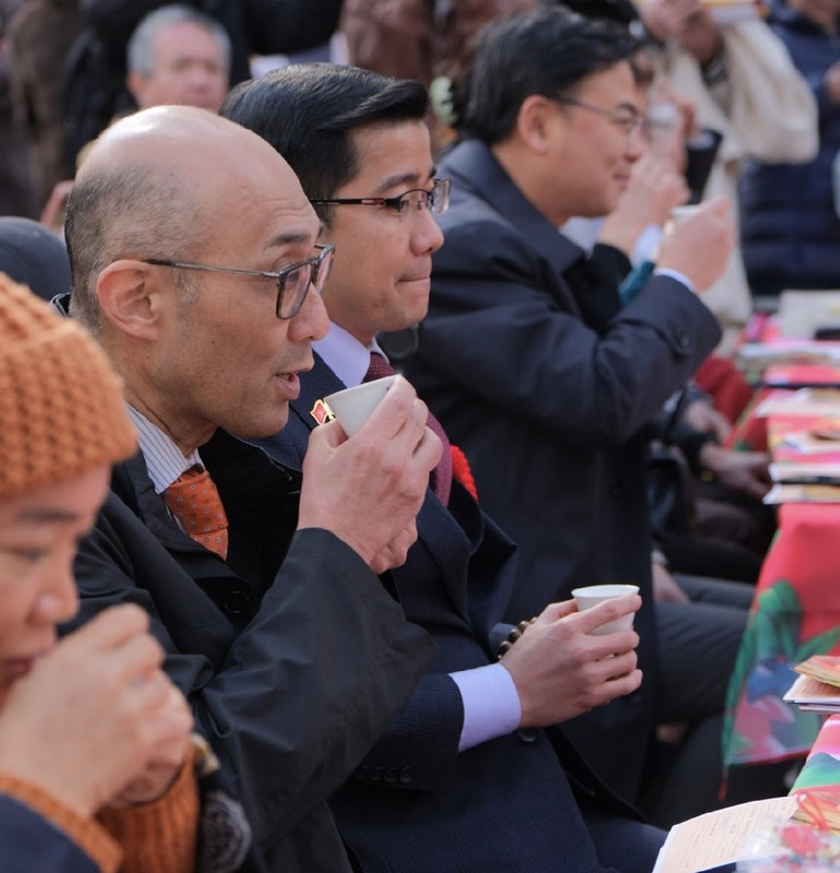 Khách mời thưởng thức trà Việt trong không khí lạnh giá của thành phố Saitama.