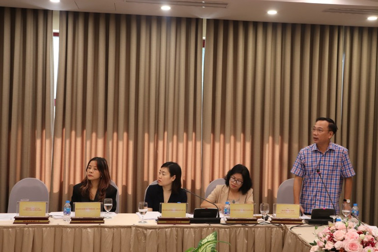 Ông Mai Trung Sơn, đại diện Tổng cục Dân số-Kế hoạch hóa gia đình phát biểu tại tọa đàm Ông Mai Trung Sơn, đại diện Tổng cục Dân số-Kế hoạch hóa gia đình phát biểu tại tọa đàm