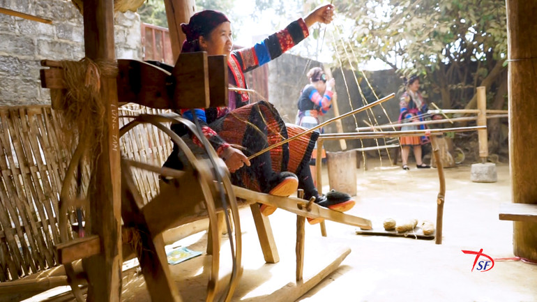 Cảnh trong phim tài liệu "Dệt lanh bên dòng sông Miện".