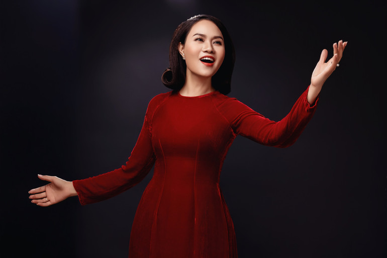 Chương trình có Nghệ sĩ Nhân dân Mai Hoa biểu diễn cùng nhiều nghệ sĩ nổi tiếng.