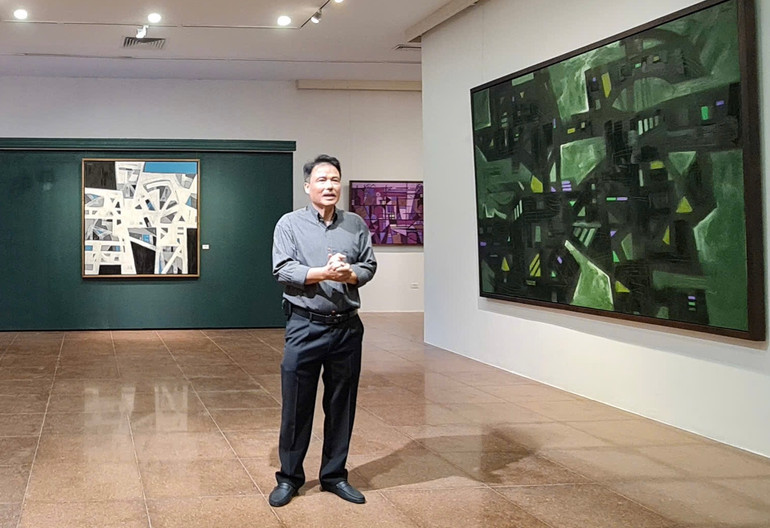 Hoạ sĩ Nguyễn Huy Hoàng chia sẻ ý tưởng sáng tác tại lễ khai mạc triển lãm "Cấu trúc".