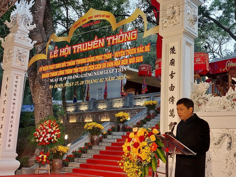 Chủ tịch Ủy ban nhân dân quận Ba Đình Tạ Nam Chiến phát biểu khai mạc lễ hội.