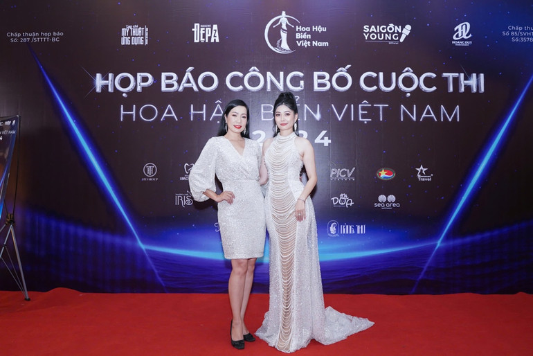 Chủ tịch cuộc thi Hoa hậu Biển Việt Nam 2024, Hoa hậu Doanh nhân châu Á Việt Nam 2023 Lê Thị Thơ (bên phải) và Trưởng Ban giám khảo-Nghệ sĩ Nhân dân, Á hậu Việt Nam 1994 Trịnh Kim Chi. Chủ tịch cuộc thi Hoa hậu Biển Việt Nam 2024, Hoa hậu Doanh nhân châu Á Việt Nam 2023 Lê Thị Thơ (bên phải) và Trưởng Ban giám khảo-Nghệ sĩ Nhân dân, Á hậu Việt Nam 1994 Trịnh Kim Chi.