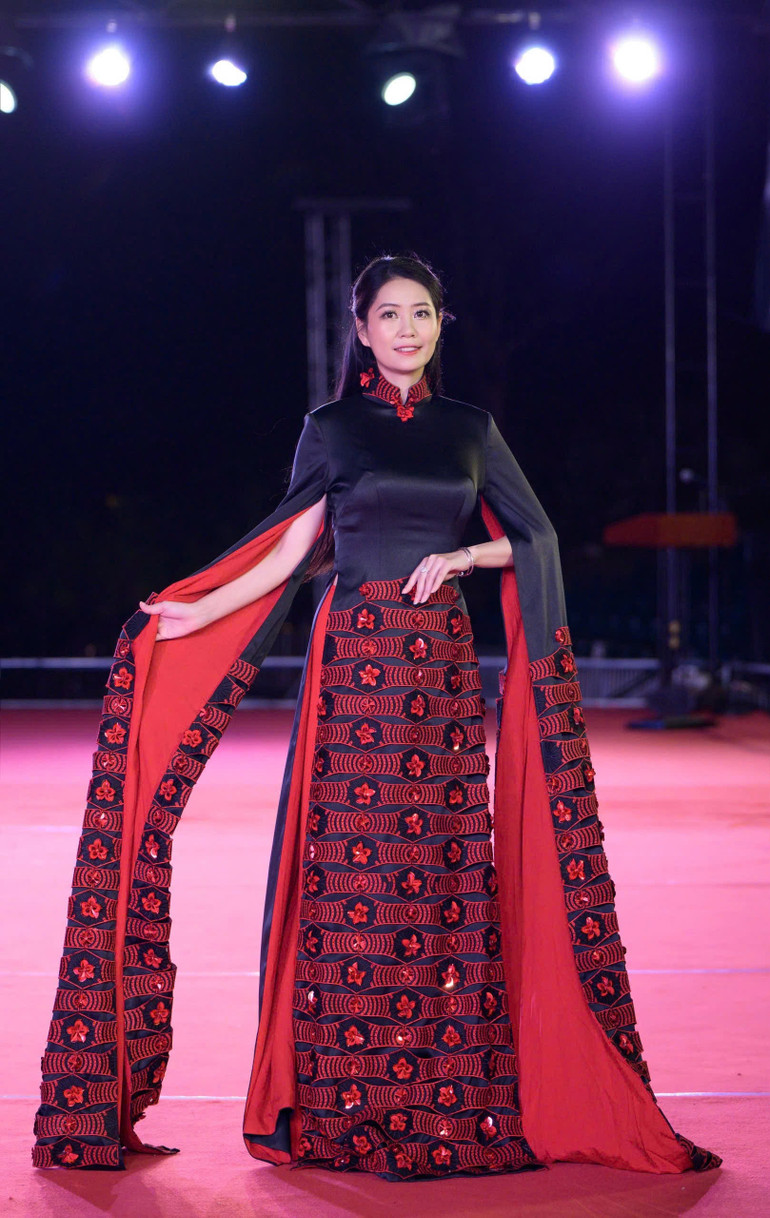 Chủ tịch cuộc thi Hoa hậu Doanh nhân Việt Nam 2025, Thạc sĩ, Hoa hậu Lê Thị Thơ diện áo dài độc bản của nhà thiết kế Nguyễn Việt Hùng tại đêm chung kết cuộc thi.