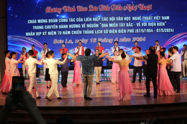 Đêm giao lưu văn nghệ với đồng bào các dân tộc tại Sơn La.