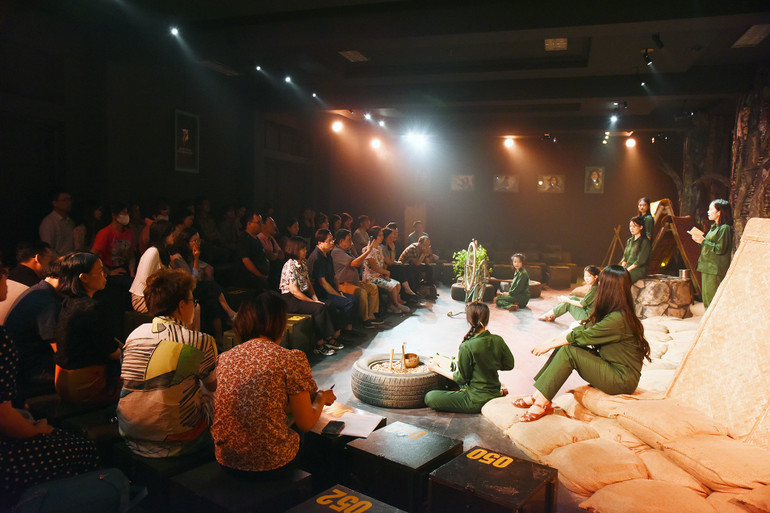 Khán giả được tương tác, trải nghiệm không gian sân khấu gần gũi, sống động, chân thực. (Ảnh: TRẦN HẢI)