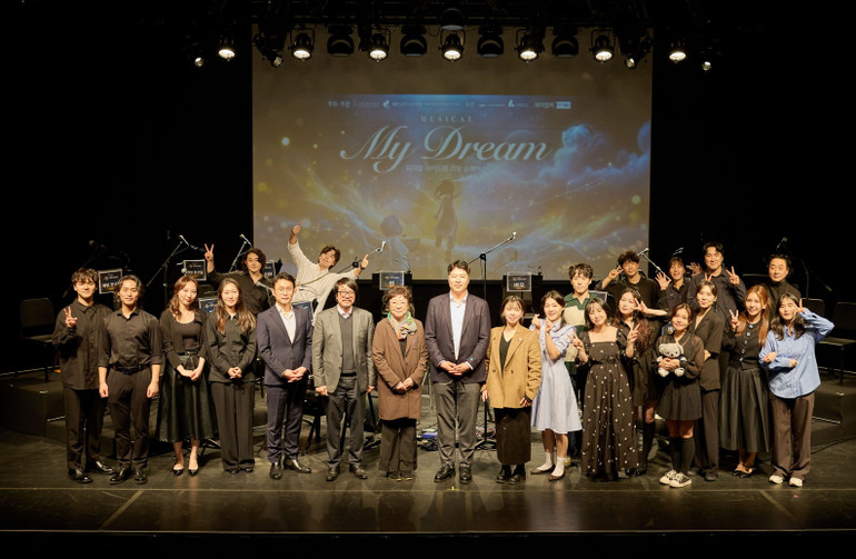 Lãnh đạo hai nhà hát của Việt Nam và Hàn Quốc cùng các nghệ sĩ, diễn viên tại buổi diễn đọc. (Ảnh: NHTT) Lãnh đạo hai nhà hát của Việt Nam và Hàn Quốc cùng các nghệ sĩ, diễn viên tại buổi diễn đọc. (Ảnh: NHTT)