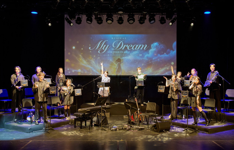 Các nghệ sĩ Hàn Quốc đã truyền tải đầy cảm xúc thông điệp vở nhạc kịch. (Ảnh: NHTT). Các nghệ sĩ Hàn Quốc đã truyền tải đầy cảm xúc thông điệp vở nhạc kịch. (Ảnh: NHTT).