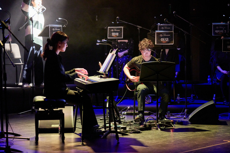 Các nghệ sĩ Hàn Quốc đã thể hiện thành công buổi diễn đọc với nhiều cảm xúc. (Ảnh: NHTT). Các nghệ sĩ Hàn Quốc đã thể hiện thành công buổi diễn đọc với nhiều cảm xúc. (Ảnh: NHTT).