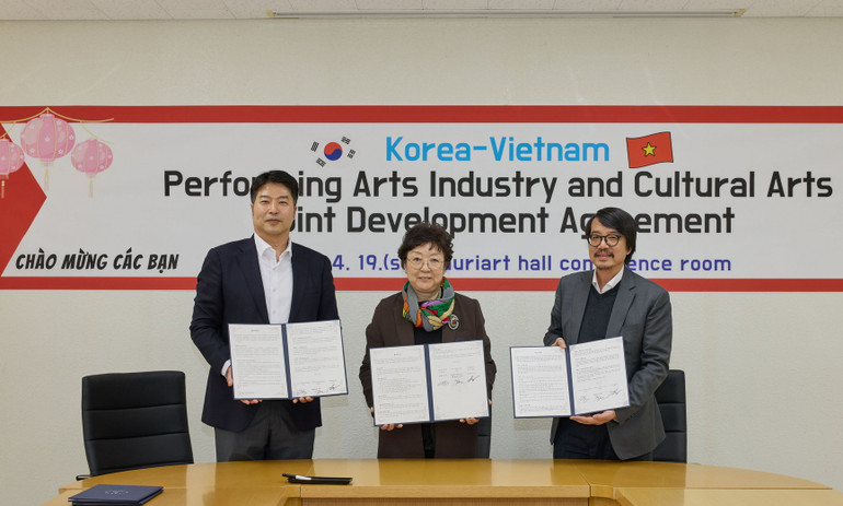 Nghệ sĩ Ưu tú Nguyễn Sĩ Tiến - Giám đốc Nhà hát Tuổi trẻ ký kết văn bản ghi nhớ hợp tác với Nhà hát SangsangMaru và Quỹ Văn hóa Guri - Guri Foundation. (Ảnh: NHTT). Nghệ sĩ Ưu tú Nguyễn Sĩ Tiến - Giám đốc Nhà hát Tuổi trẻ ký kết văn bản ghi nhớ hợp tác với Nhà hát SangsangMaru và Quỹ Văn hóa Guri - Guri Foundation. (Ảnh: NHTT).