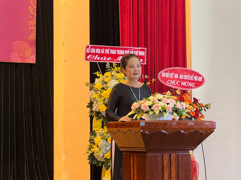 Nhà văn Bích Ngân, Chủ tịch Hội Nhà văn Thành phố Hồ Chí Minh khai mạc tọa đàm.