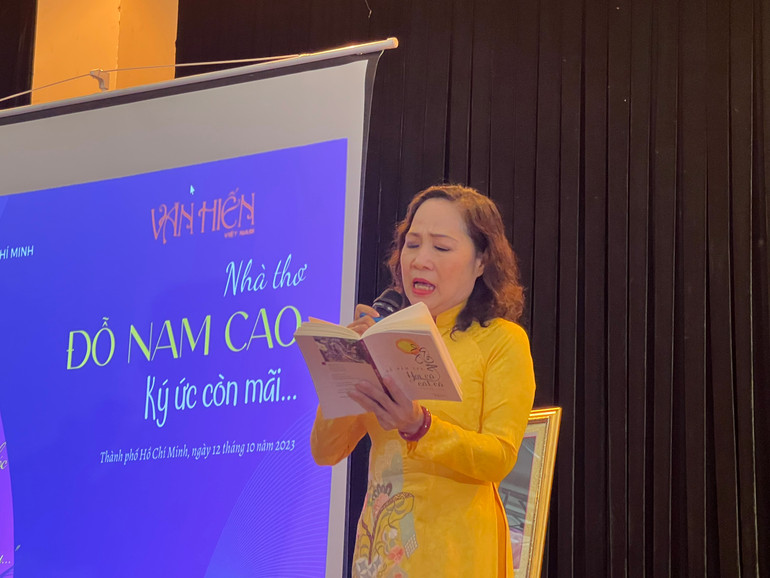 Nghệ sĩ Nhân dân Trịnh Thúy Mùi ngâm thơ Đỗ Nam Cao.