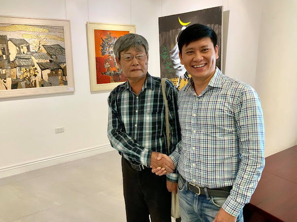 Hoạ sĩ Văn Chiến và nhà nghiên cứu, sưu tập tranh Nguyễn Đức Tiến.