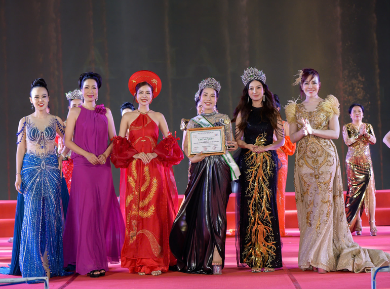 Á hậu 2 thuộc về Nguyễn Thị Hạnh.