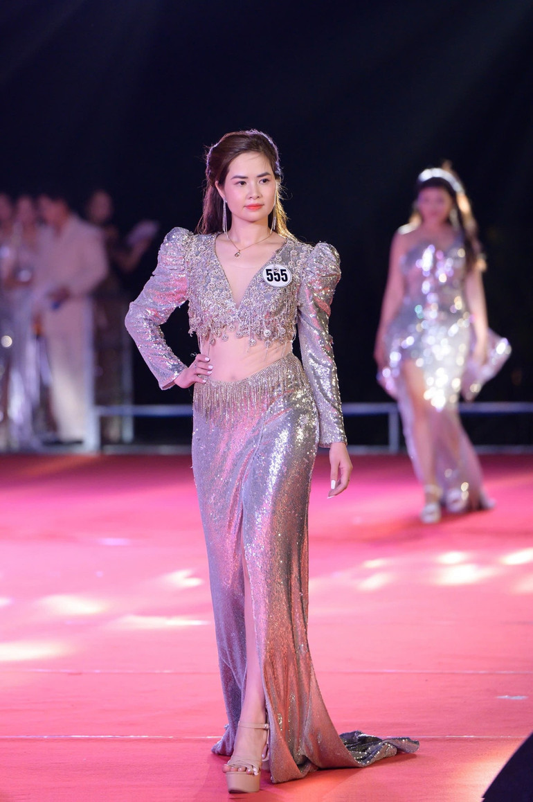 Thí sinh trình diễn trong trang phục dạ hội.