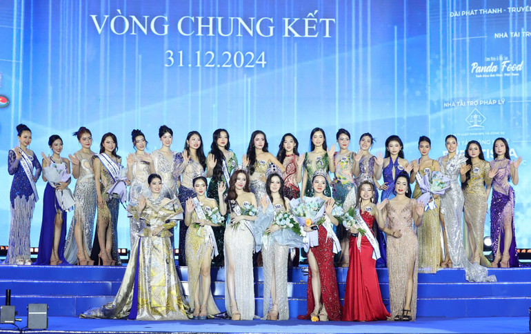 Tốp 25 thí sinh tại đêm chung kết Hoa hậu Biển Việt Nam 2024.