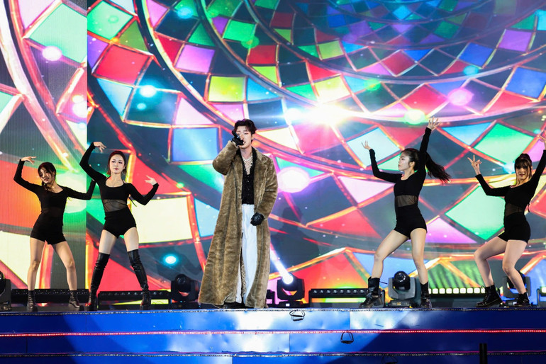 Một tiết mục biểu diễn nghệ thuật trong đêm chung kết Hoa hậu Biển Việt Nam 2024.