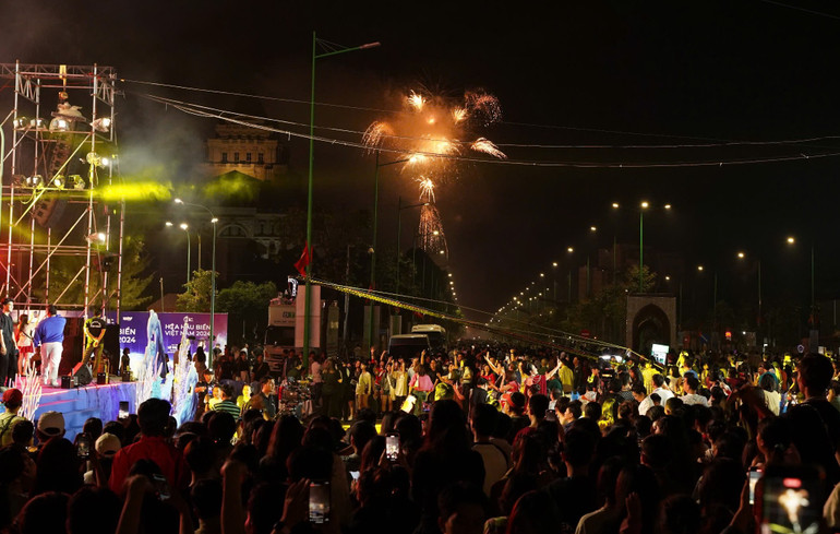 Lễ đăng quang Hoa hậu Biển Việt Nam 2024 diễn ra cùng màn pháo hoa trong thời khắc chuyển sang năm mới 2025.