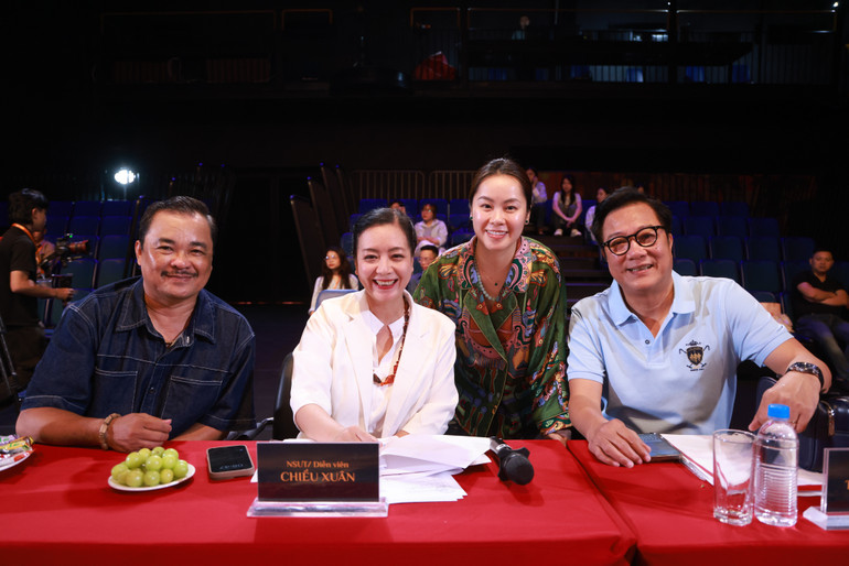 Các thành viên Ban Giám khảo tuyển chọn diễn viên phim "Huyền tình Dạ Trạch".