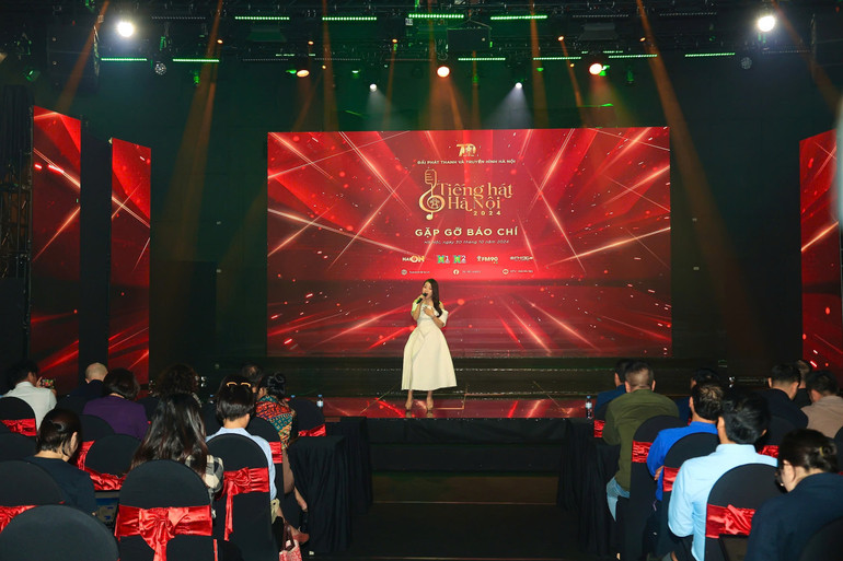 Quán quân cuộc thi "Tiếng hát Hà Nội 2023" Trần Thị Vân Anh biểu diễn tại cuộc gặp báo chí. Quán quân cuộc thi "Tiếng hát Hà Nội 2023" Trần Thị Vân Anh biểu diễn tại cuộc gặp báo chí.