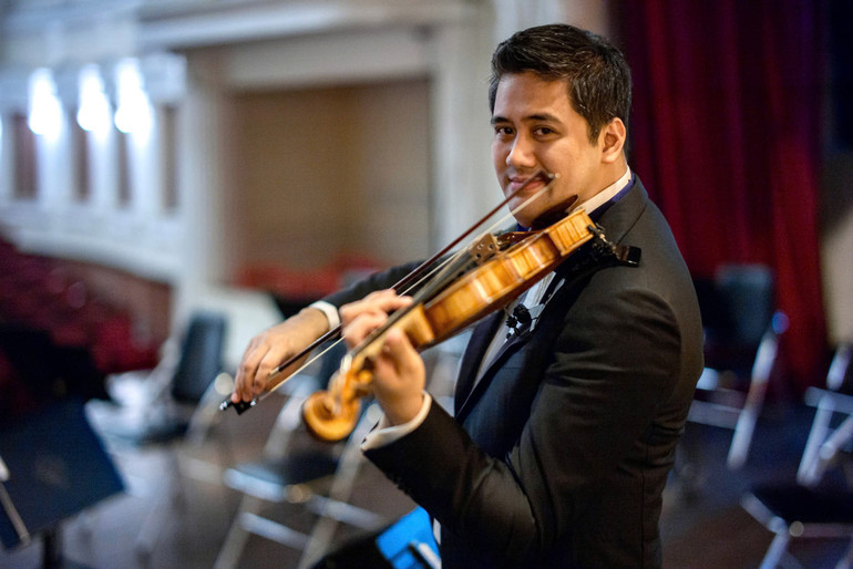 Khán giả được đắm mình trong những giai điệu violin da diết của Nghệ sĩ Nhân dân Bùi Công Duy