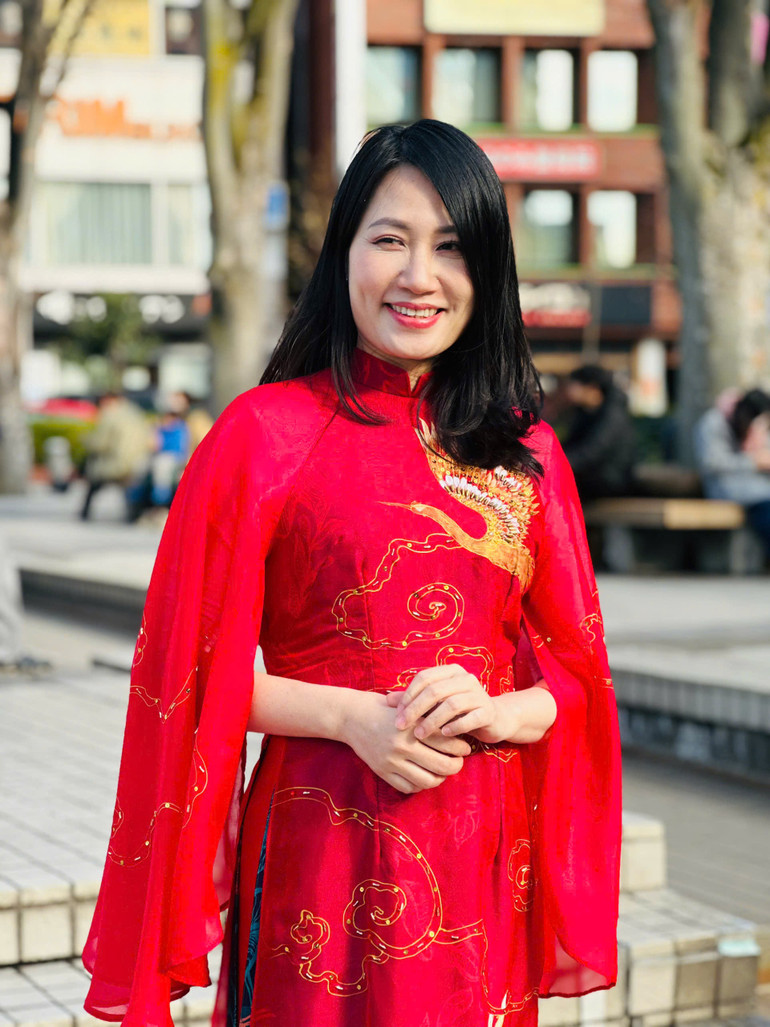 MC Hạnh An An lôi cuốn khán giả trong chương trình ca múa nhạc đón Xuân tại lễ hội.