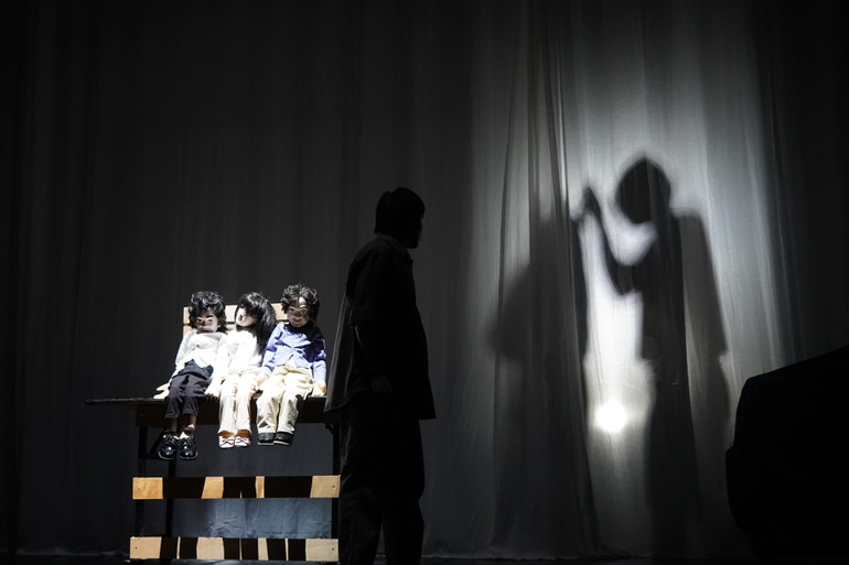 Sự kết hợp giữa diễn viên và những con rối là thể nghiệm mới mang lại hiệu ứng. Sự kết hợp giữa diễn viên và những con rối là thể nghiệm mới mang lại hiệu ứng.