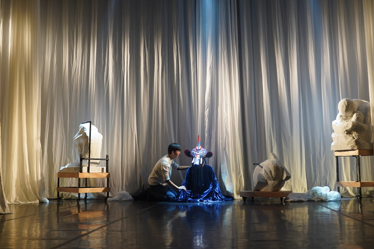 Câu chuyện kịch là hành trình trở lại quá khứ để lần giở sự thật. Câu chuyện kịch là hành trình trở lại quá khứ để lần giở sự thật.