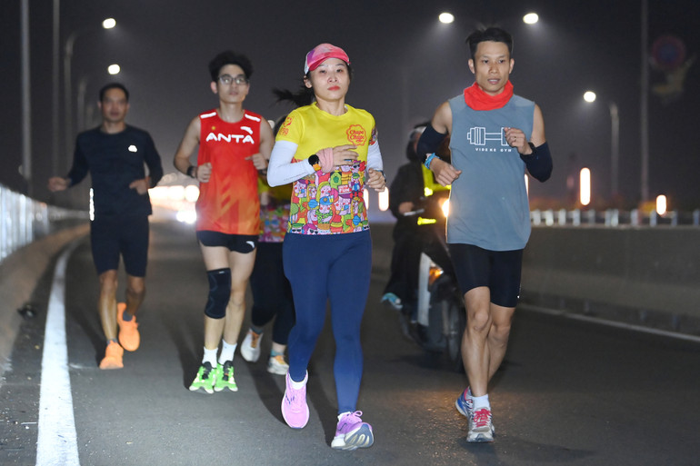 Các VĐV chạy thử trên đường đua qua cầu Vĩnh Tuy