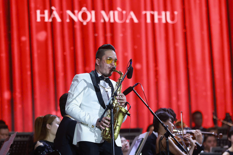 Nghệ sĩ saxophone Tạ Trung Đức thể hiện khúc "Mùa thu Hà Nội"