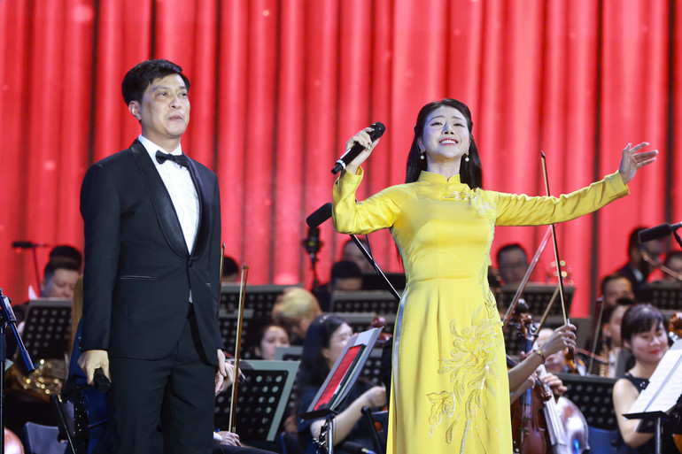 Hai ca sĩ Tuấn Anh và Bảo Yến.